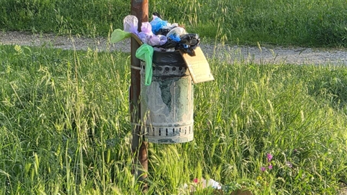 Cestini portarifiuti stracolmi